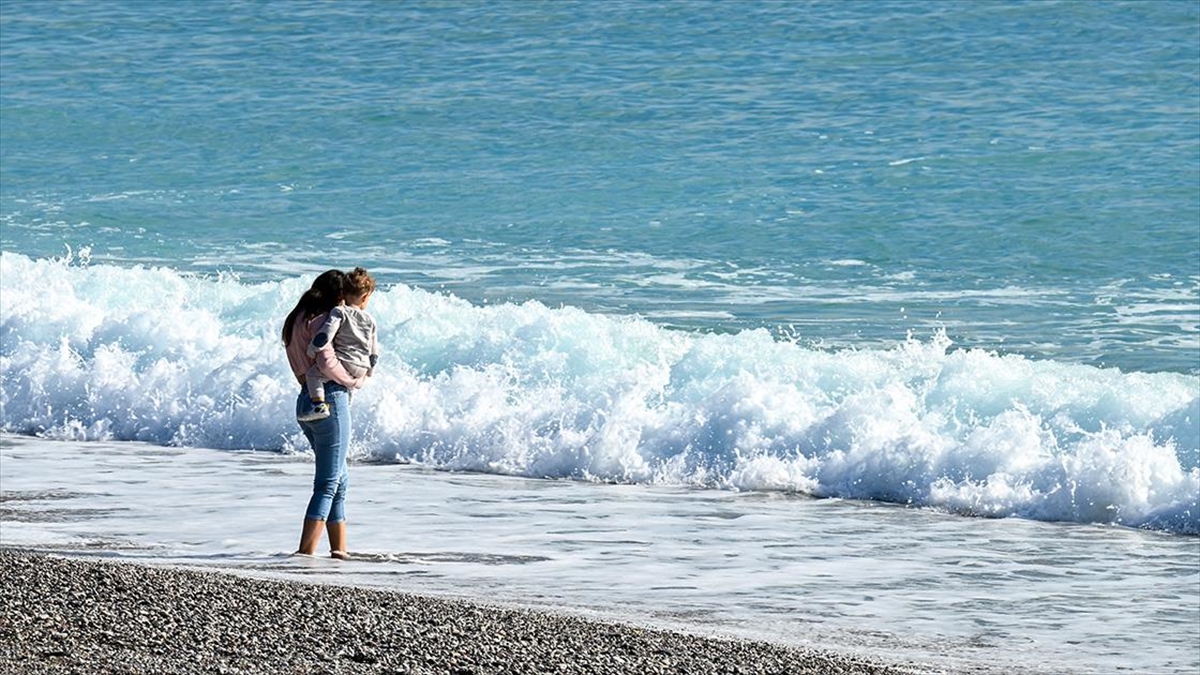 Antalya'da Güneşli Havayı Fırsat Bilenler Denize Girdi 1