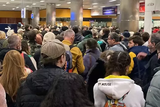 933 Lirasi Olmayan Havalimanindaki Kuyruga Takildi