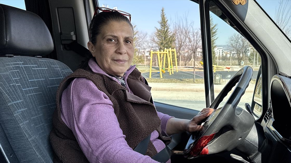 Servis Şoförü Gülbanu Ötegen Öğrenciler Için 18 Yıldır Direksiyon Sallıyor