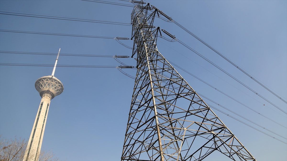 Enerji Sıkıntısı Yaşanan İran'da, Aşırı Tüketimde Bulunan Yüzlerce Evin Elektriği Kesildi