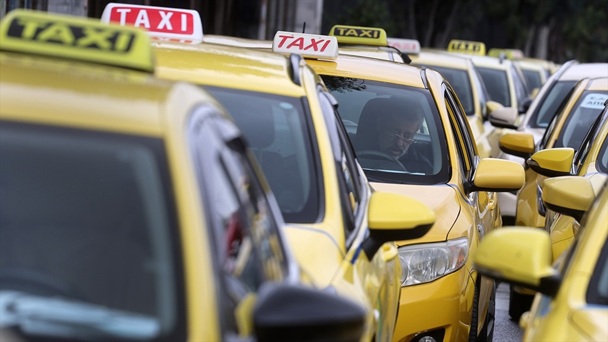 Yunanistan'ın Başkenti Atina'da Taksiciler 48 Saatlik Greve Gitti
