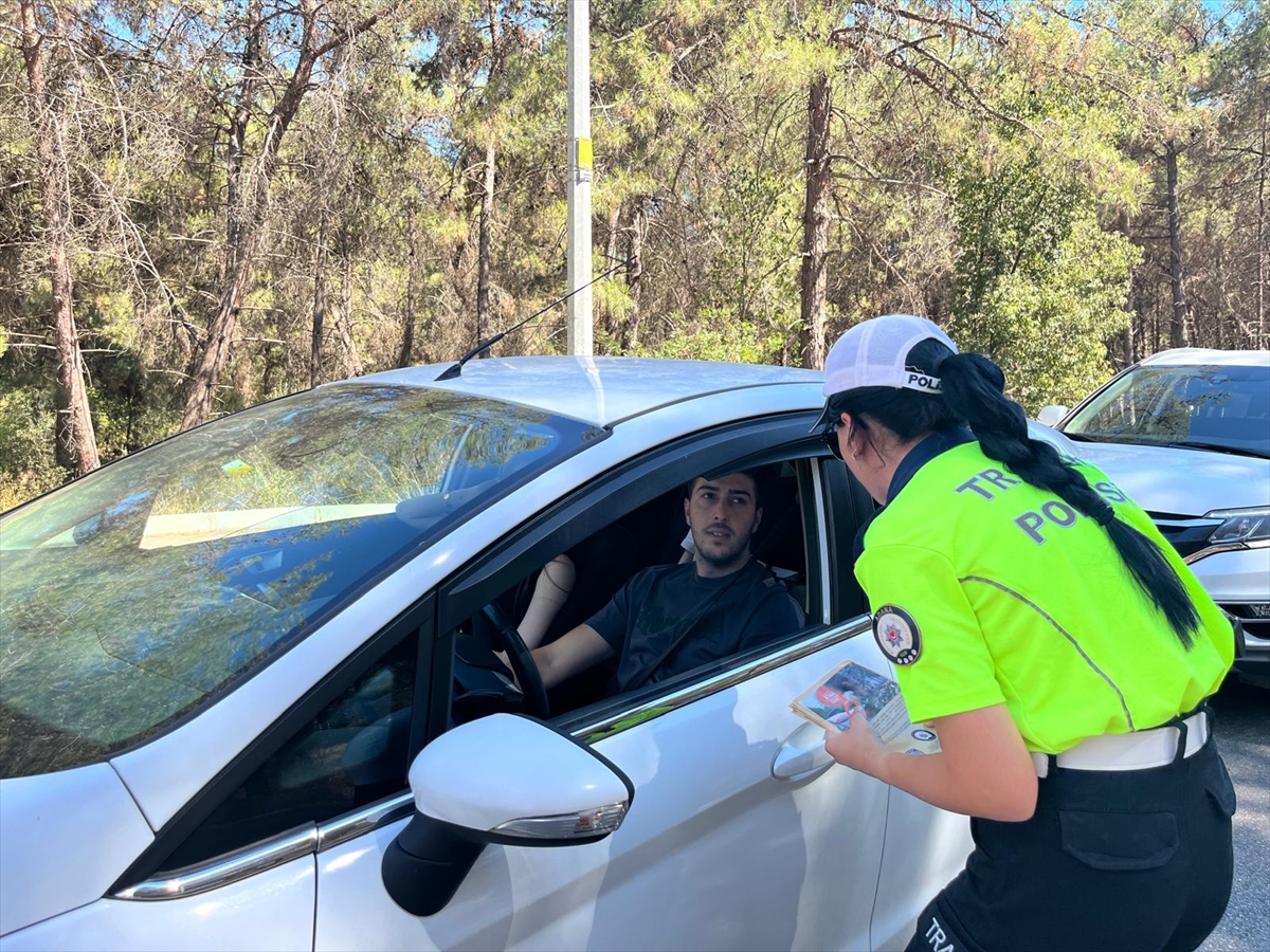 Adana'da Trafik Polisleri, Sürücüleri Orman Yangınlarına Karşı Uyardı
