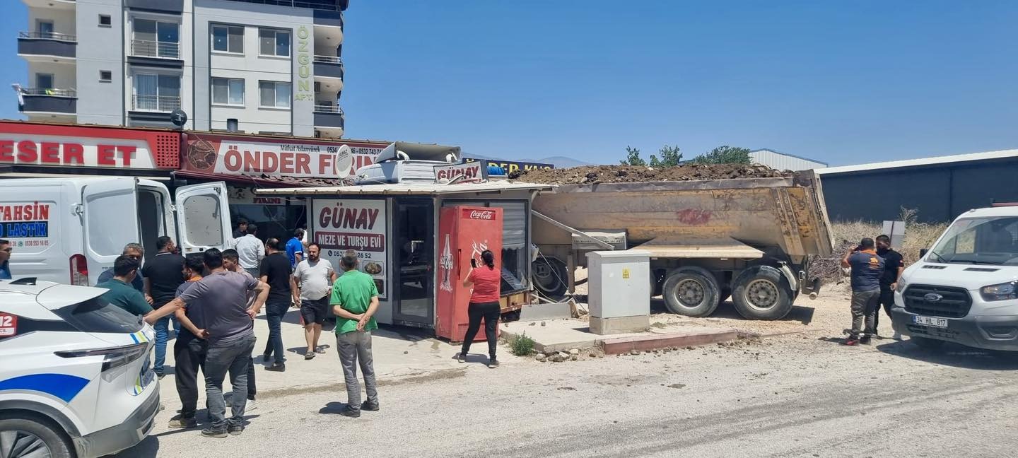 Defne'de Ehliyetsiz Facia Kamyon Dükkânlara Daldı!2