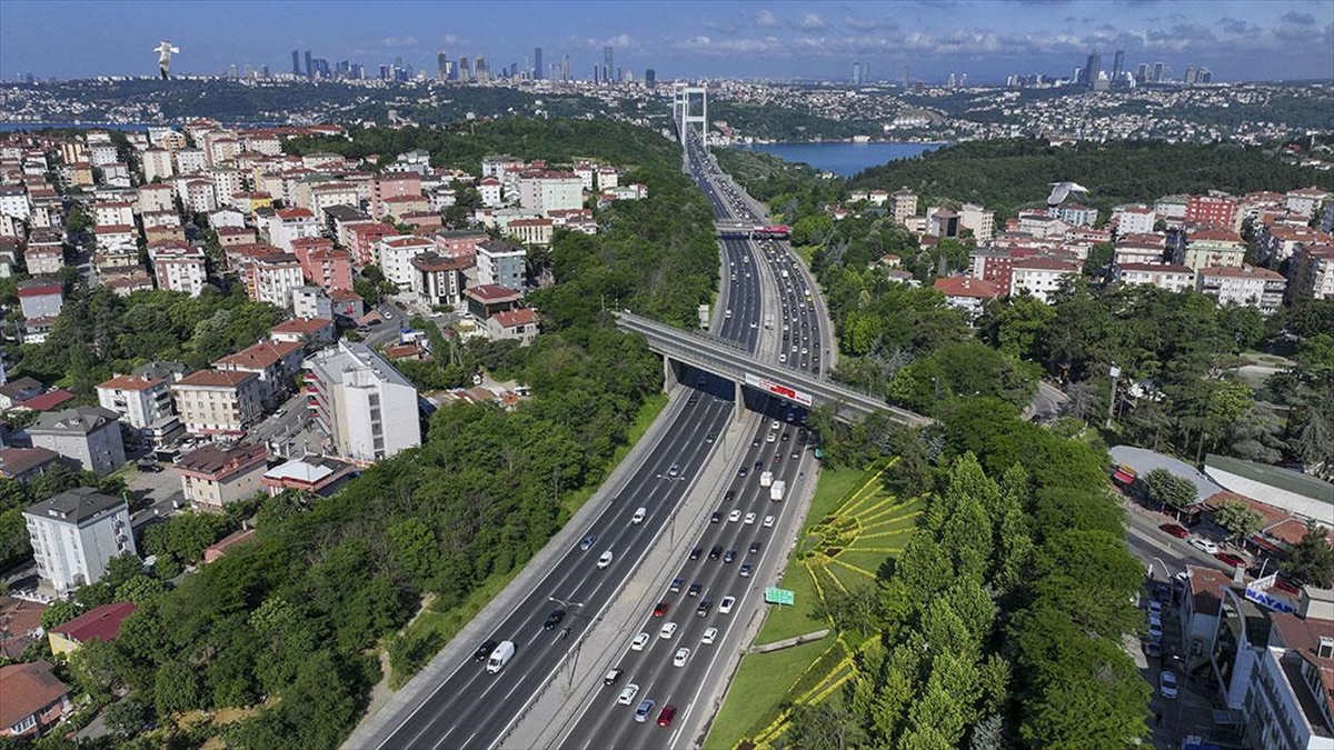 İstanbul'da Haftanın Ilk Iş Gününde Trafik Yoğunluğu Yaşanıyor 1