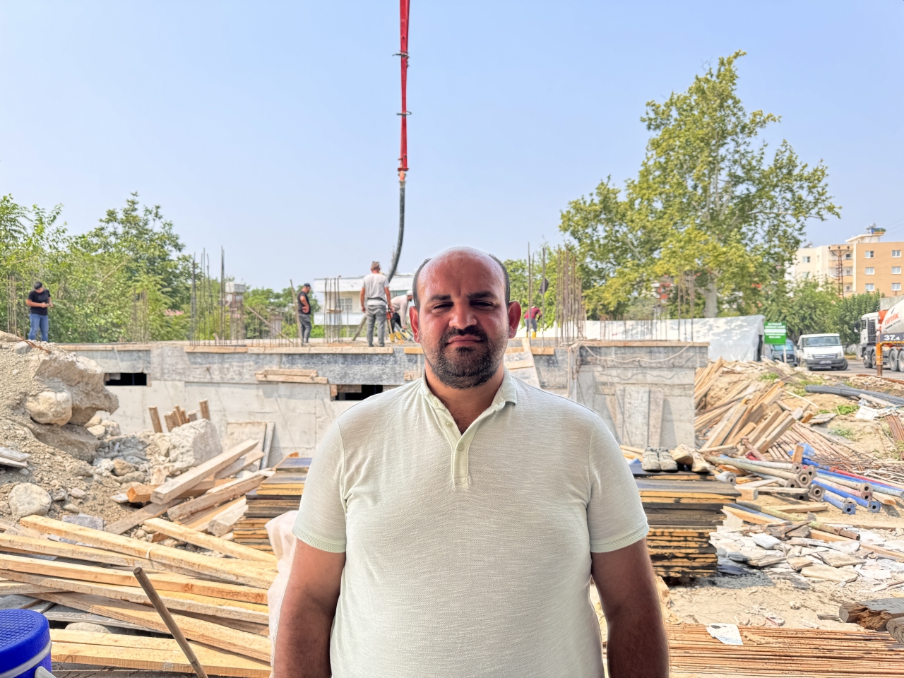 Hatay'da Vatandaşlar Depremde Yıkılan Caminin Yeniden Inşasına Destek Veriyor