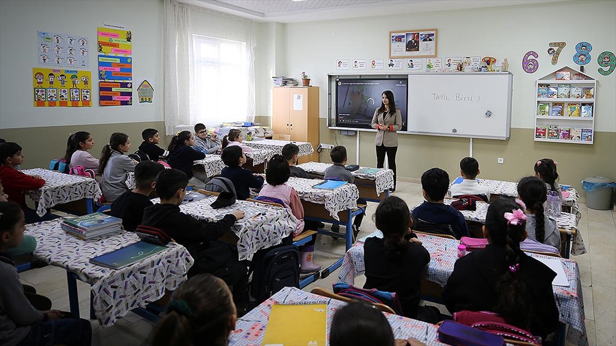 Yeni Eğitim Öğretim Yılının Ilk Ders Zili Yarın Çalacak