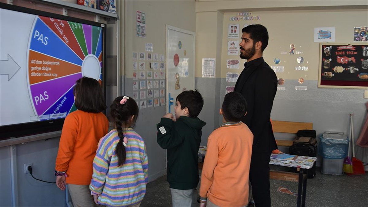 Bitlis'te Sınıf Öğretmeni 'Yenilikçi Eğitim' Yaklaşımıyla Öğrencilerini Geleceğe Hazırlıyor