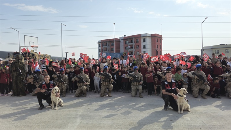 Hatay'da Jandarma Ve Öğrenciler (1)