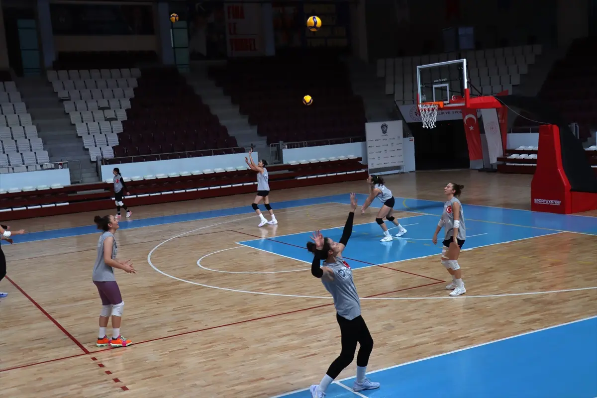 Aa 20251216 39993532 39993527 Depremde 8 Sporcusunu Kaybeden Kadin Voleybol Takimi 2 Ligde Zirveye Oynuyor (1)-1