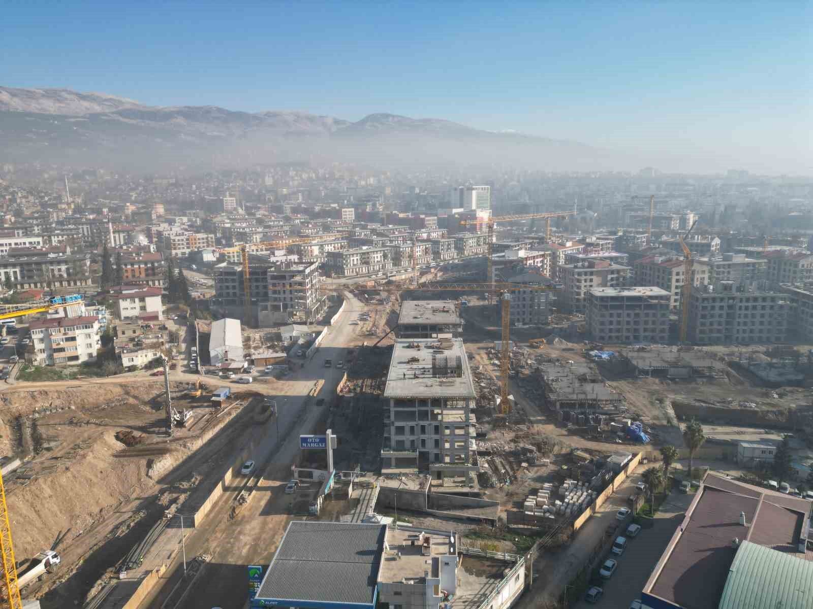 Deprem Bölgesinden Bakan Kurum'a Destek: 'Böyle Şantiye Şefine Can Kurban'