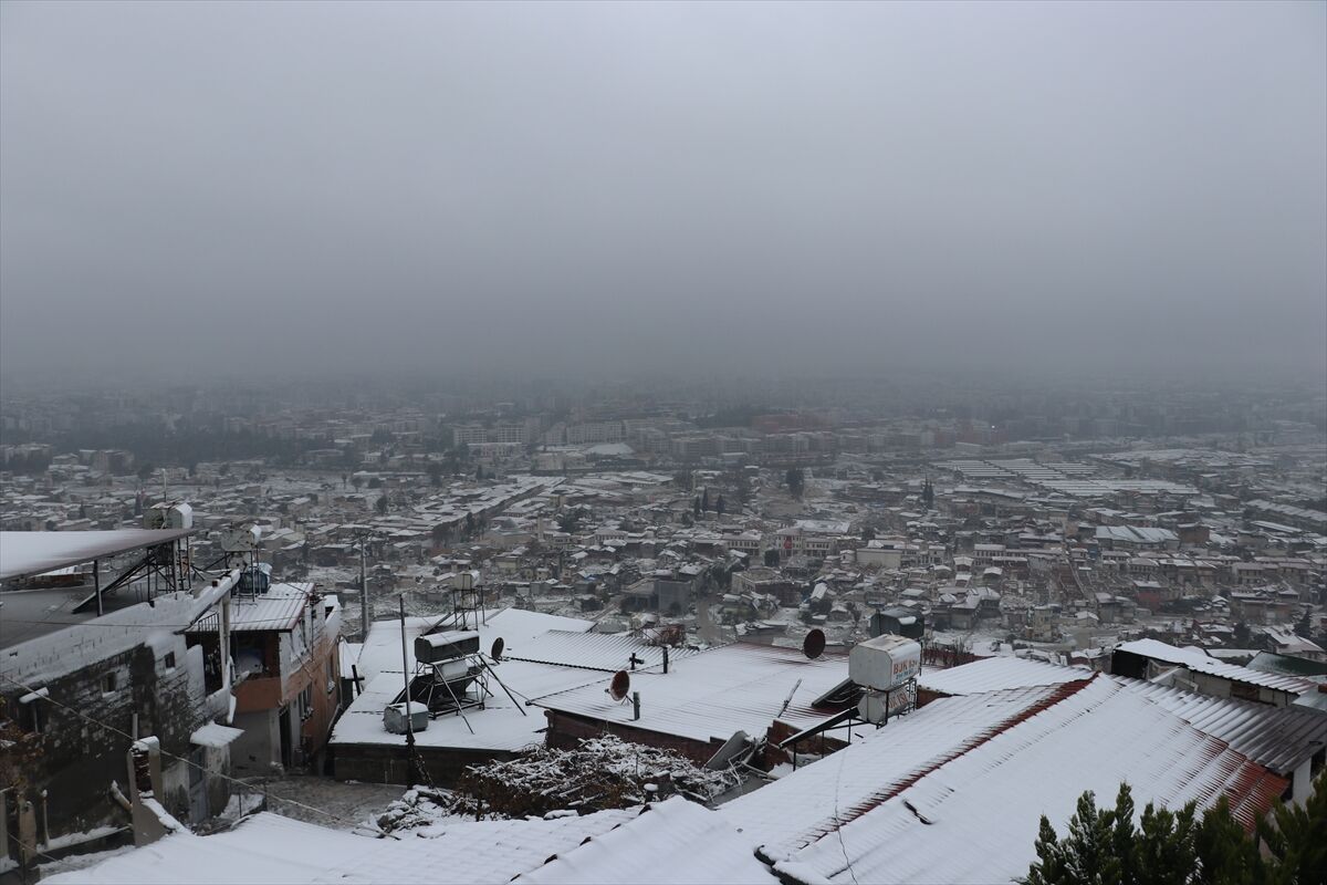 Hatay'da Kar Yağışı Etkisini Sürdürüyor