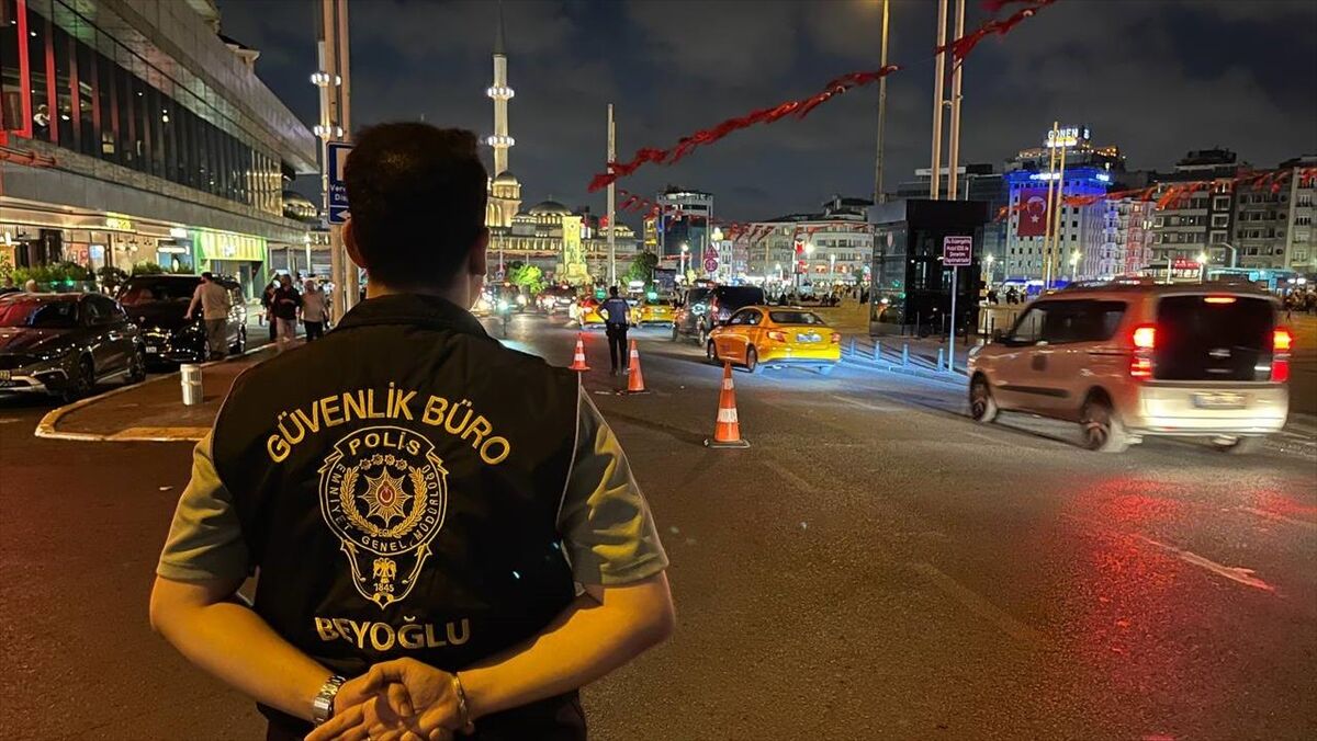 İstanbul'da Polis Uygulamasında 1062 Şüpheli Gözaltına Alındı