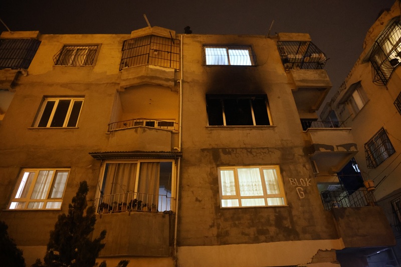 Defne’de Korkutan Yangın Daire Küle Döndü (1)