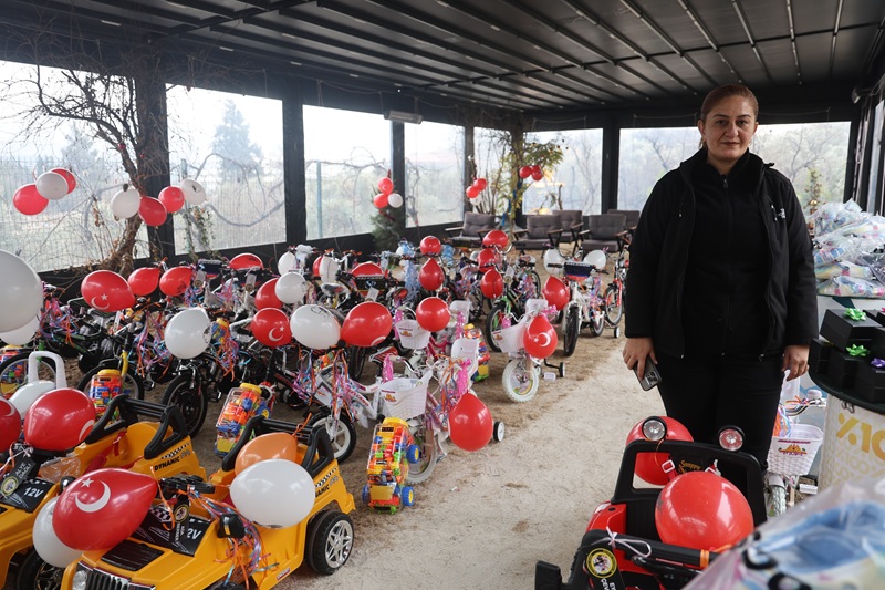Hatay’ın Çilem Ablası, Depremzede Çocukların Yüzünü Güldürdü (2)