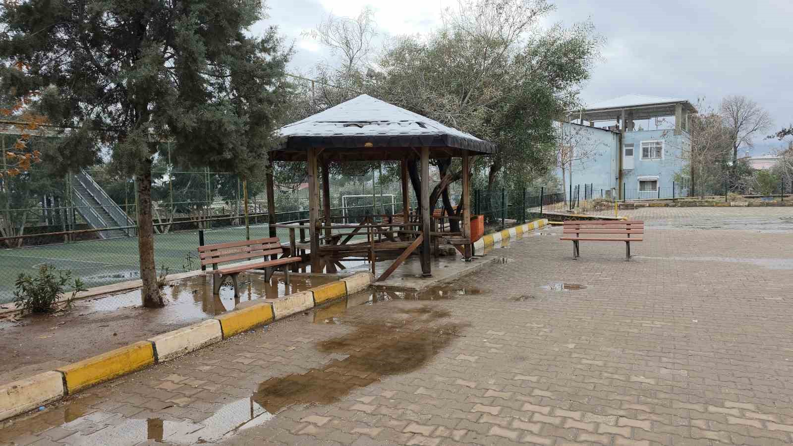 Okul Bahçesinde 17 Yaşındaki Çocuğun Cansız Bedeni Bulundu