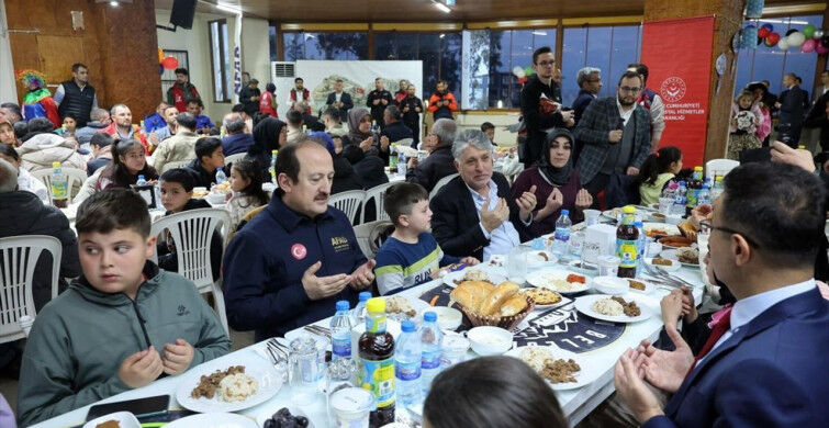 755X390 Afad Baskani Pehlivan Hatayda Depremzede Cocuklarla Iftar Yemegi Duzenledi 156