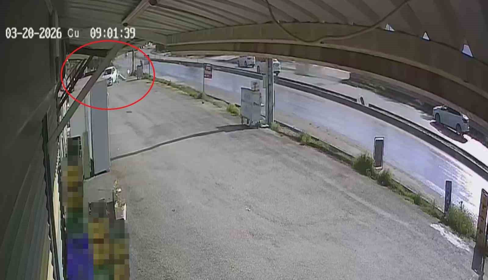 Akıl Almaz Kaza: Otomobil Prefabrik Iş Yerlerinin Içinden Geçti