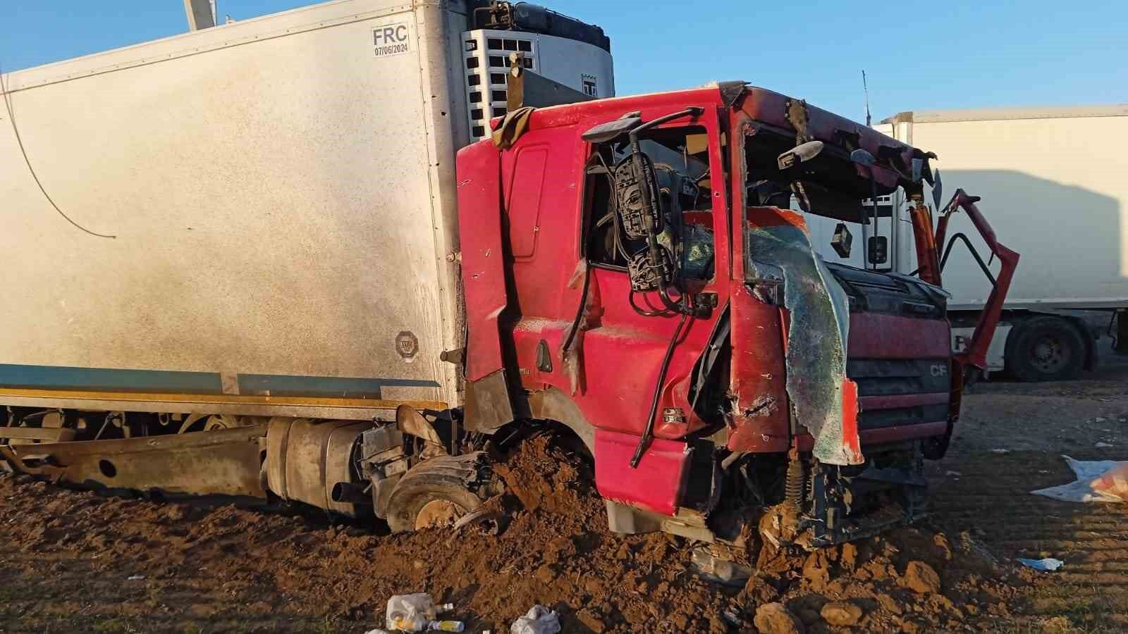 İran'da Yeri Delen Füzenin Şarapnel Parçasının Isabet Etmesiyle Genç Şoföre Mezar Olan Tırın Görüntüsü Ortaya Çıktı