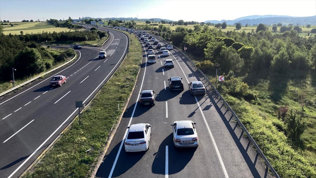 Tatilde Yola Çıkacak Sürücülere Araç Bakımı Uyarısı