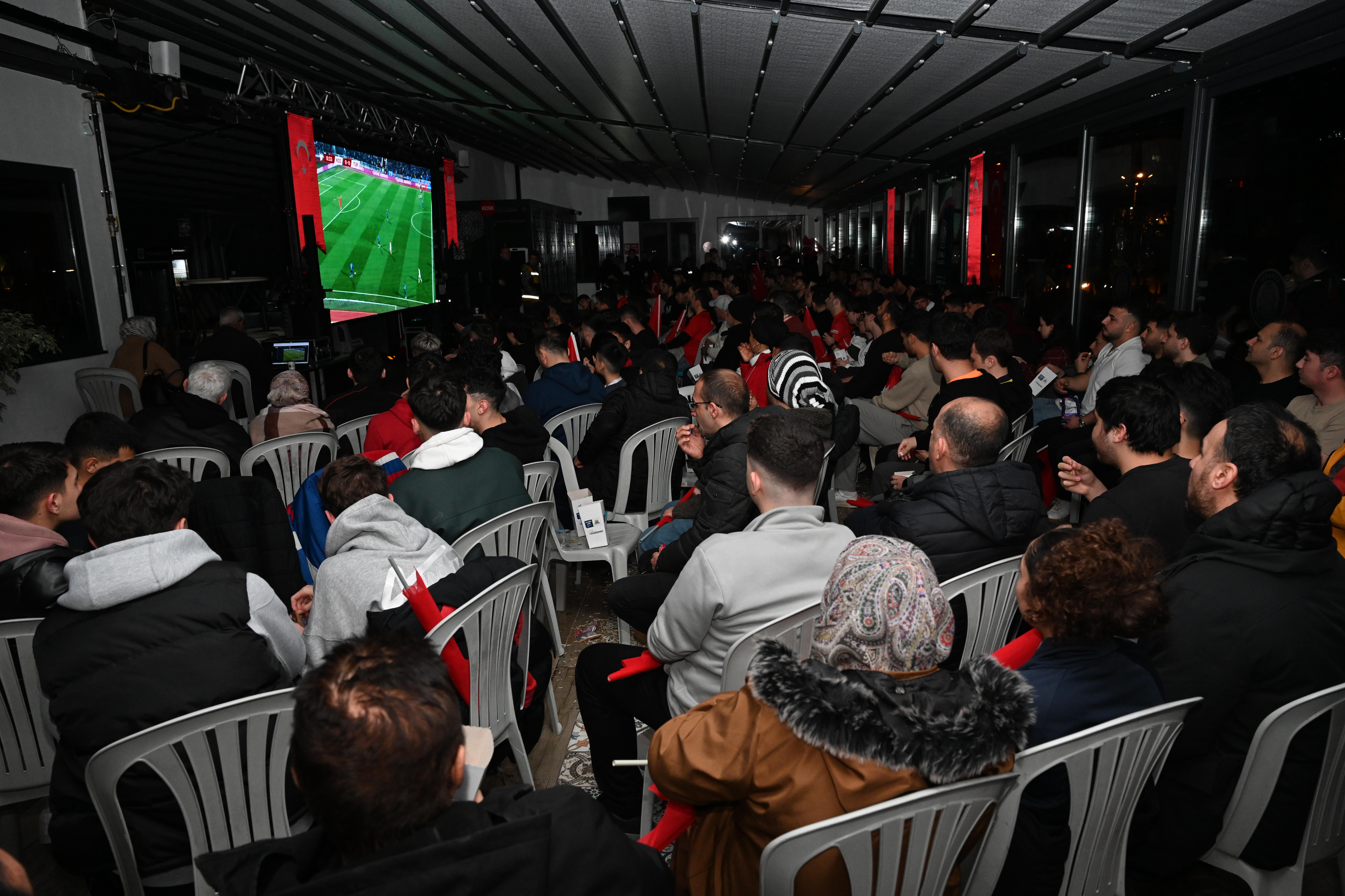 Antalya Ve Isparta'da Kosova Türkiye Milli Maçı Dev Ekranlardan Izlendi