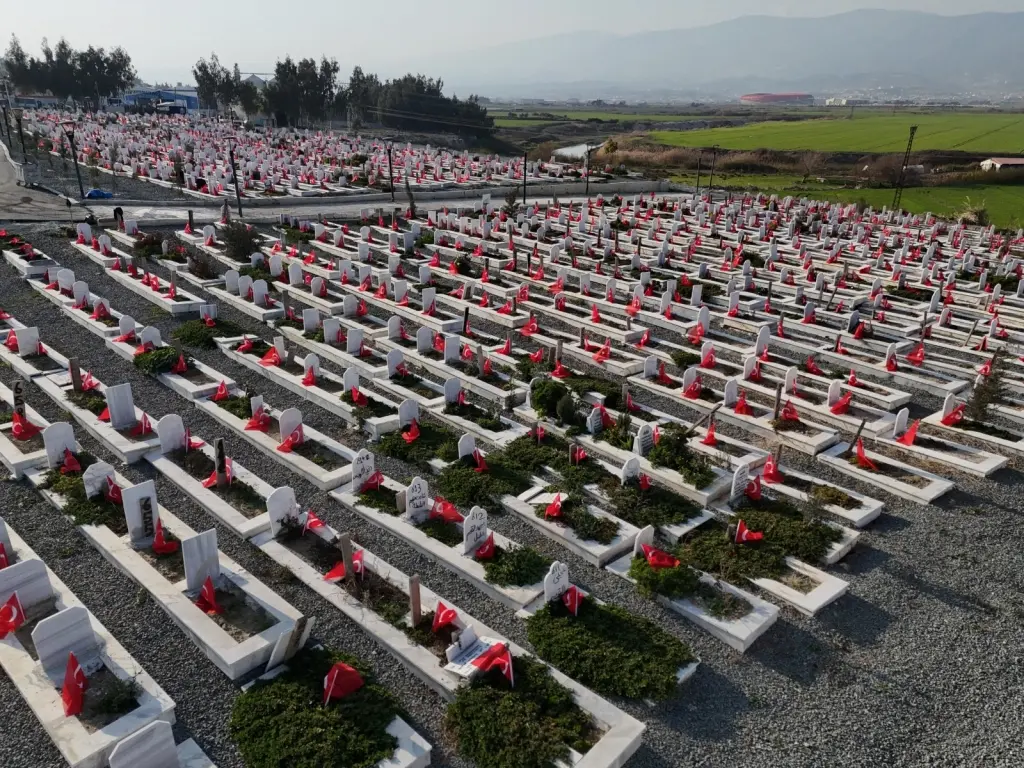 Deprem Şehitliği (1) (2)