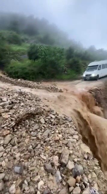 Hatay'da Heyelan Yaşanan Yol Ulaşıma Kapandı