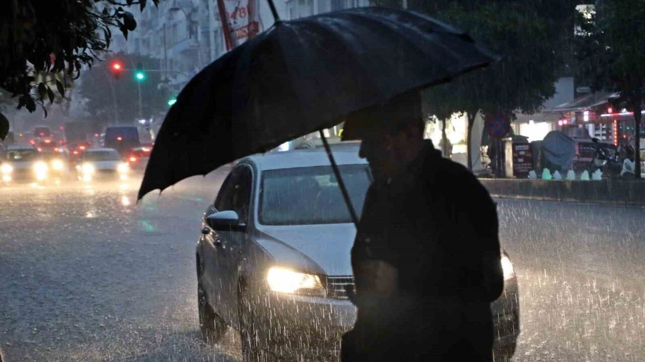 Sari Alarm Ile Uyarilan Antalyada Saganak Etkisini Gosteriyor