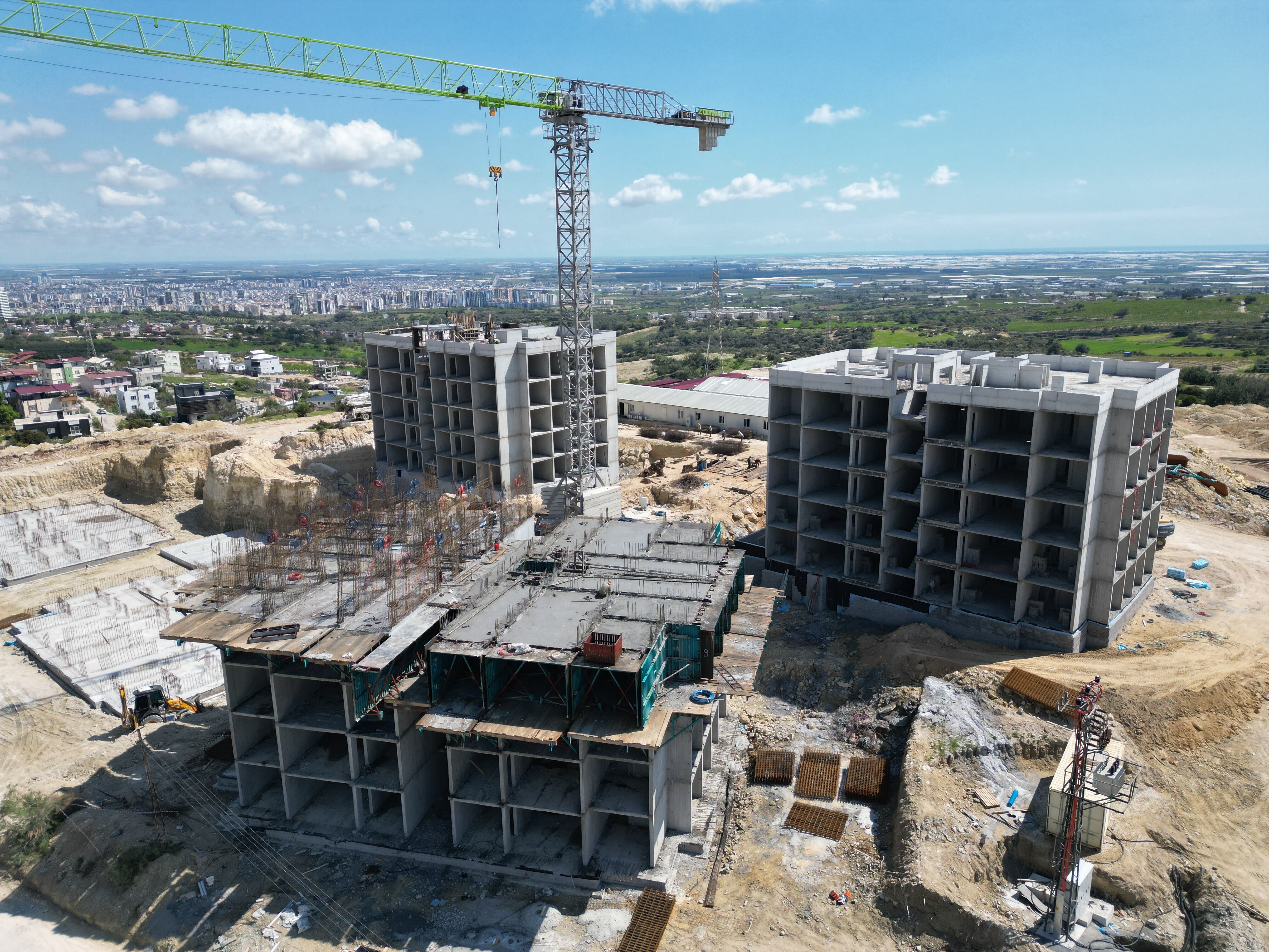 Tarsus'ta Inşa Edilen Toki̇ Konutlarında Çalışmalar Sürüyor