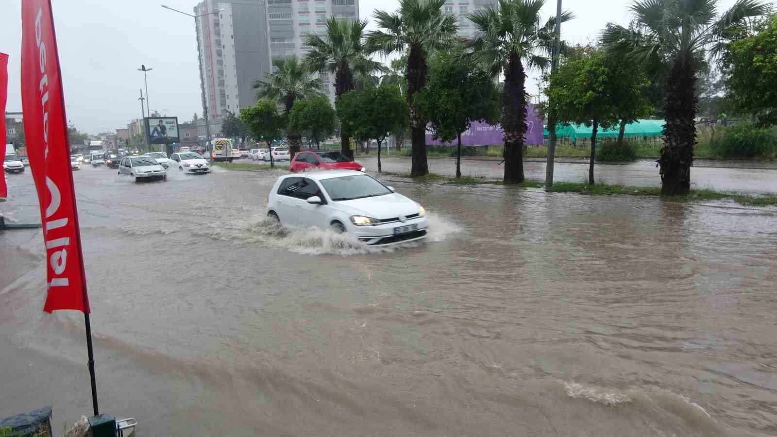 Adana'yı Sağanak Yağış Vurdu, Yollar Göle Döndü
