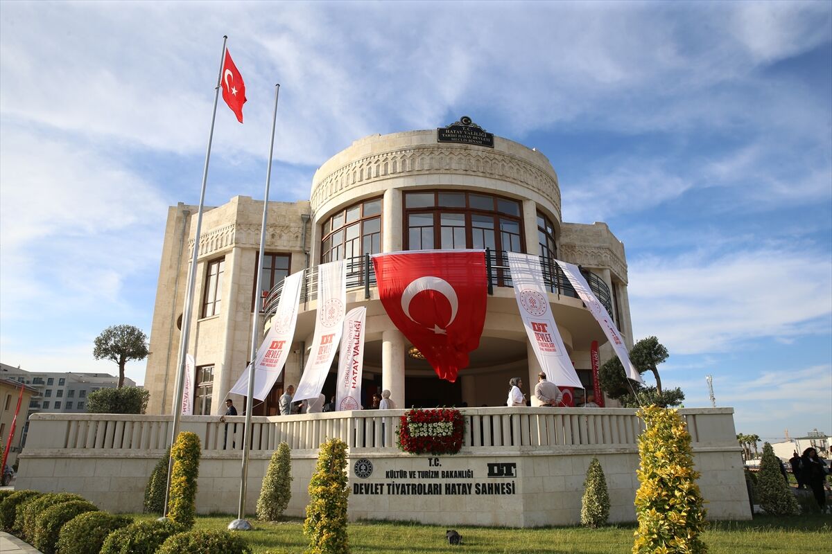Hatay Devlet Tiyatroları, Hatay Devleti Döneminin Meclis Binasında Perdelerini Açtı