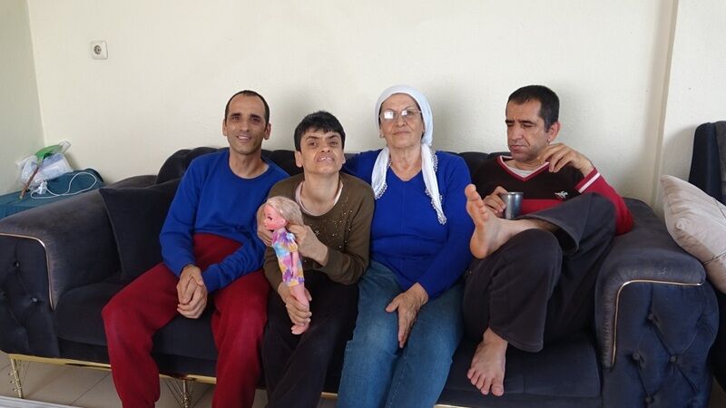 Hatay’da Fedakâr Anne 52 Yıldır 3 Engelli Evladına Hem Anne Hem Hayat Oldu (1)