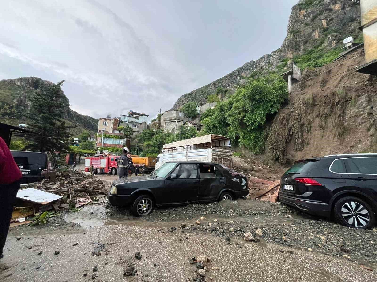 Hatay'da Sağanak Yağış Nedeniyle Müstakil Ev Çöktü: 1 Ölü, 2 Yaralı