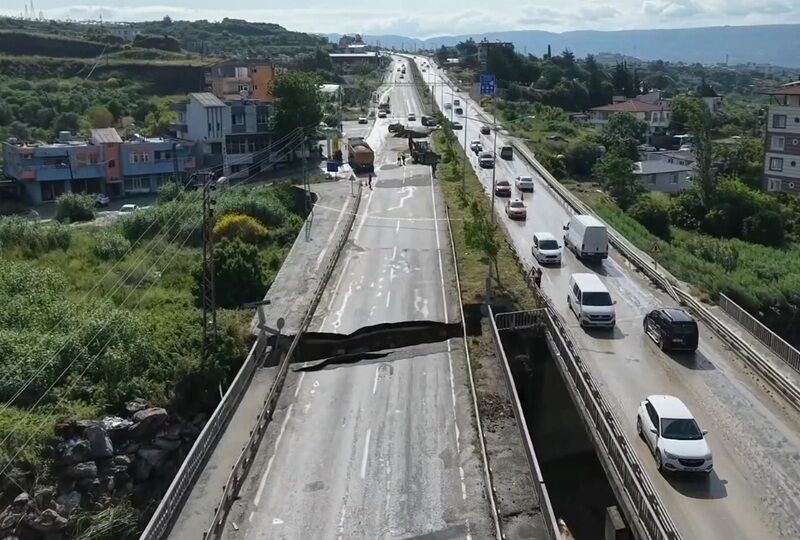 Hatay’da Sel Sonrası Endişe Köprünün Kalan Bölümü Bu Yükü Taşıyabilecek Mi (2)