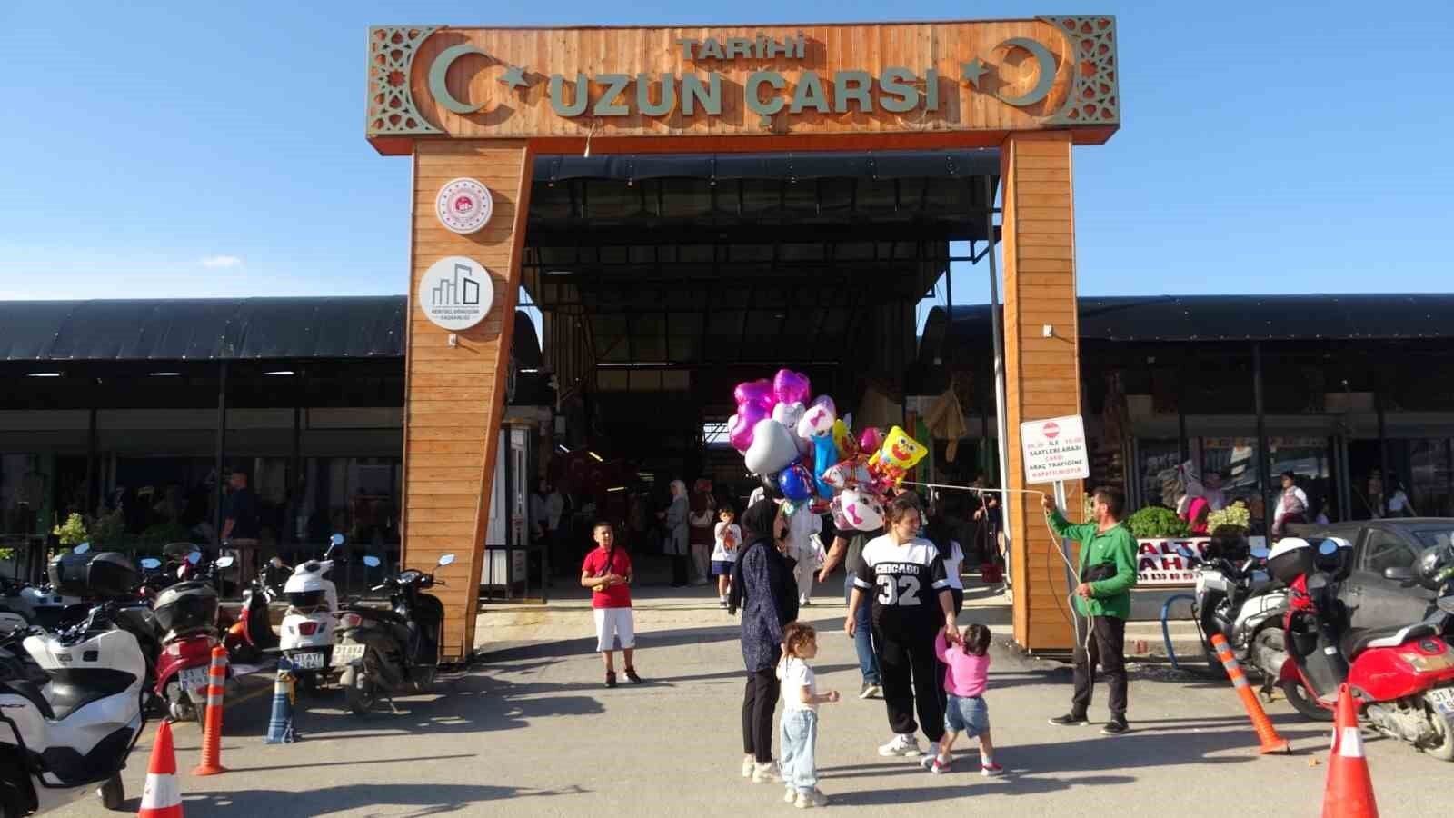 Hatay'daki Prefabrik Uzun Çarşı'da Bayram Yoğunluğu