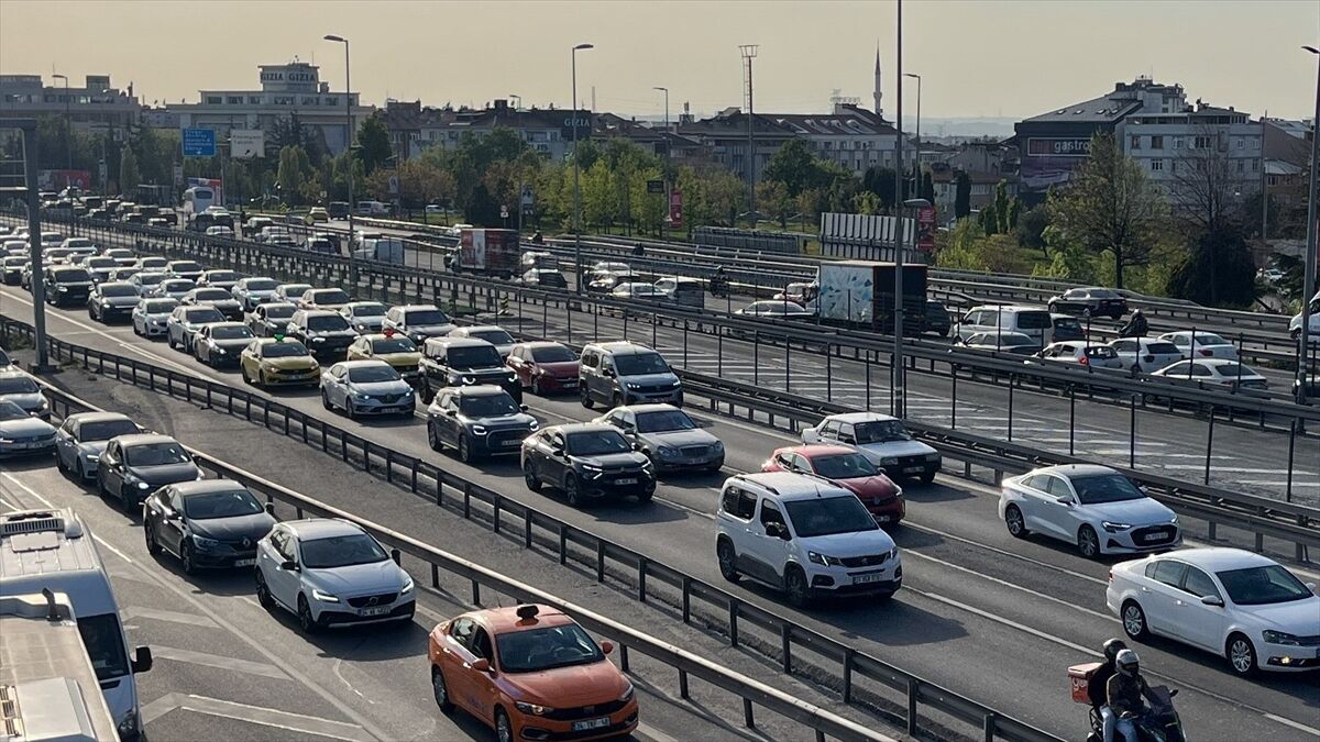 İstanbul'da Akşam Saatlerinde Trafik Yoğunluğu Yüzde 78'E Çıktı