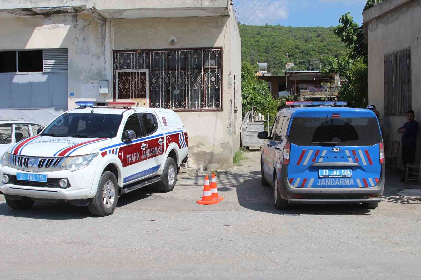 Mersin'de Katliam Yapan Zanlının Bulunduğu Bölgeye Giden Yol Kapatıldı