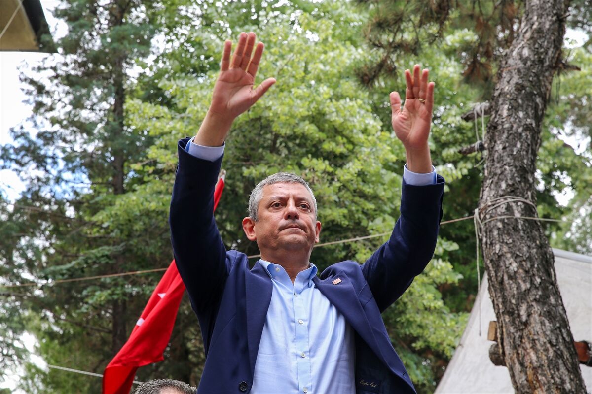 Chp Grup Başkanı Özgür Özel Burdur'da Partililerle Bir Araya Geldi