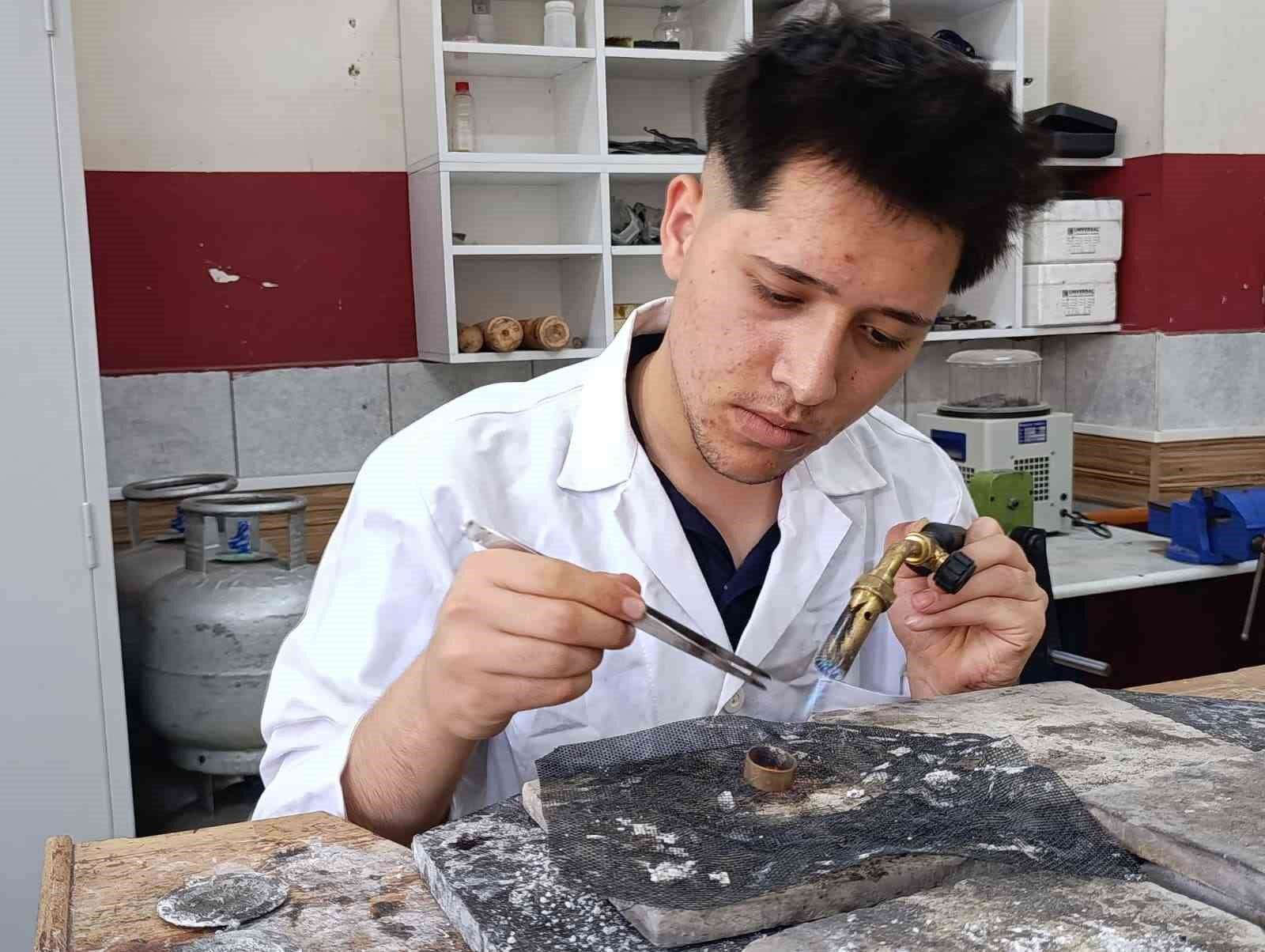 Kuyumcu Çırağı Yetiştiren Lisenin Öğrencileri Sektörün Gözdesi Oldu