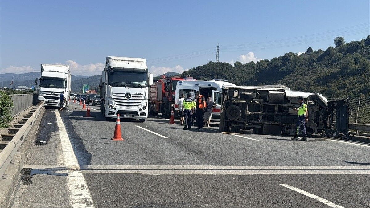Anadolu Otoyolu Düzce kesimindeki zincirleme kaza ulaşımı aksattı