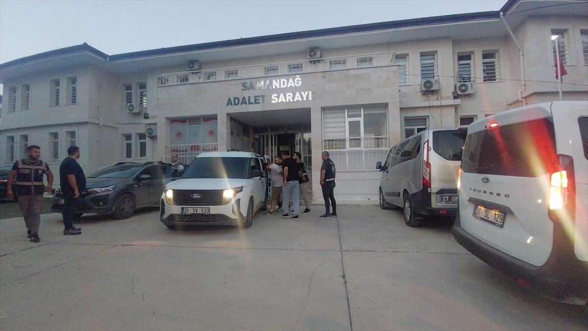 Hatay'da bir çocuğu silah zoruyla alıkoydukları ileri sürülen 2 şüpheli tutuklandı
