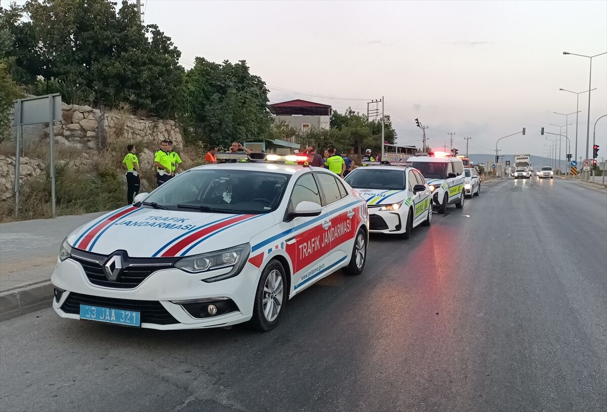 Mersin'de trafik kazasında biri polis, 2 kişi yaralandı