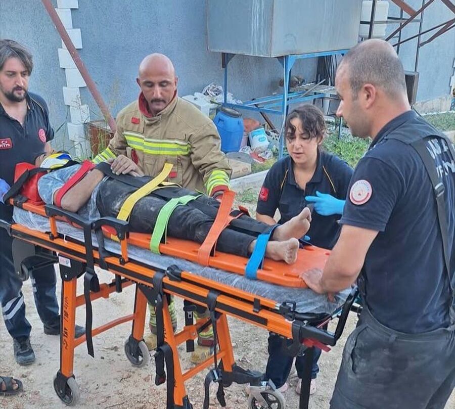 Hatay'da devrilen traktörün altında kalan 3 kişi yaralandı