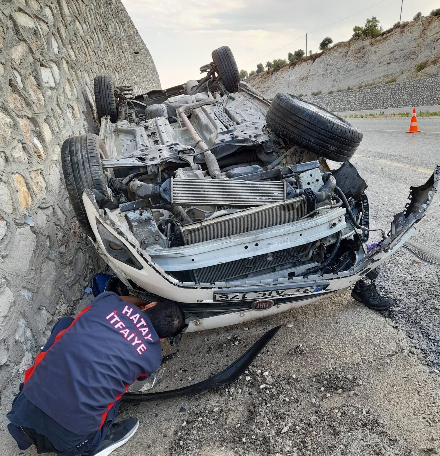 Antakya–Yayladağı yolunda kaza: Otomobil ters döndü