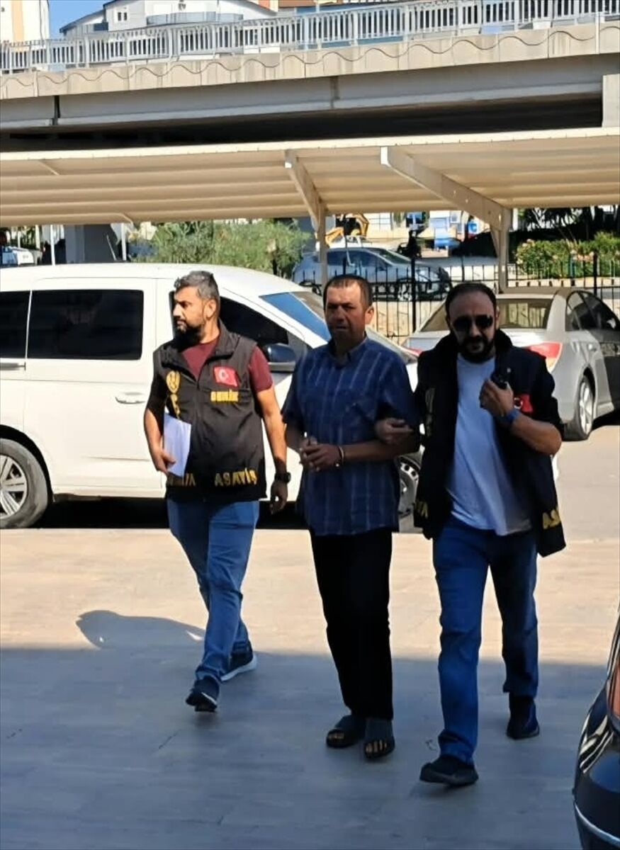 Antalya'da garajdaki otomobili ateşe veren motosikletli şüpheli tutuklandı