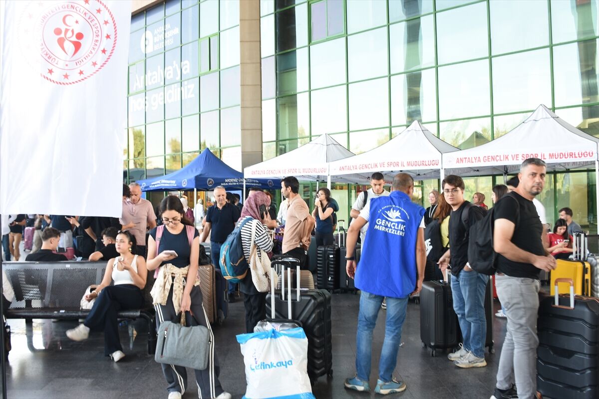 Antalya'ya gelen üniversite öğrencileri Gençlik ve Spor İl Müdürlüğünce karşılandı
