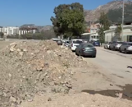 Defne Sümerler’de Moloz Tepkisi: Trafik ve Park Sorunu Büyüyor