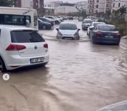 Hatay Dikmece’de Yollar Göle Döndü, Elektrik Direkleri Devrildi