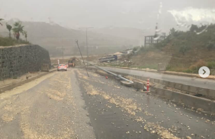 Hatay Dikmece’de Yollar Göle Döndü, Elektrik Direkleri Devrildi (2)