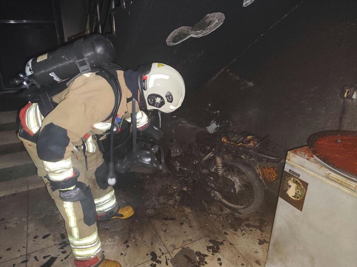 Hatay’da apartman girişinde motosiklet yandı: 2’si çocuk 4 kişi kurtarıldı