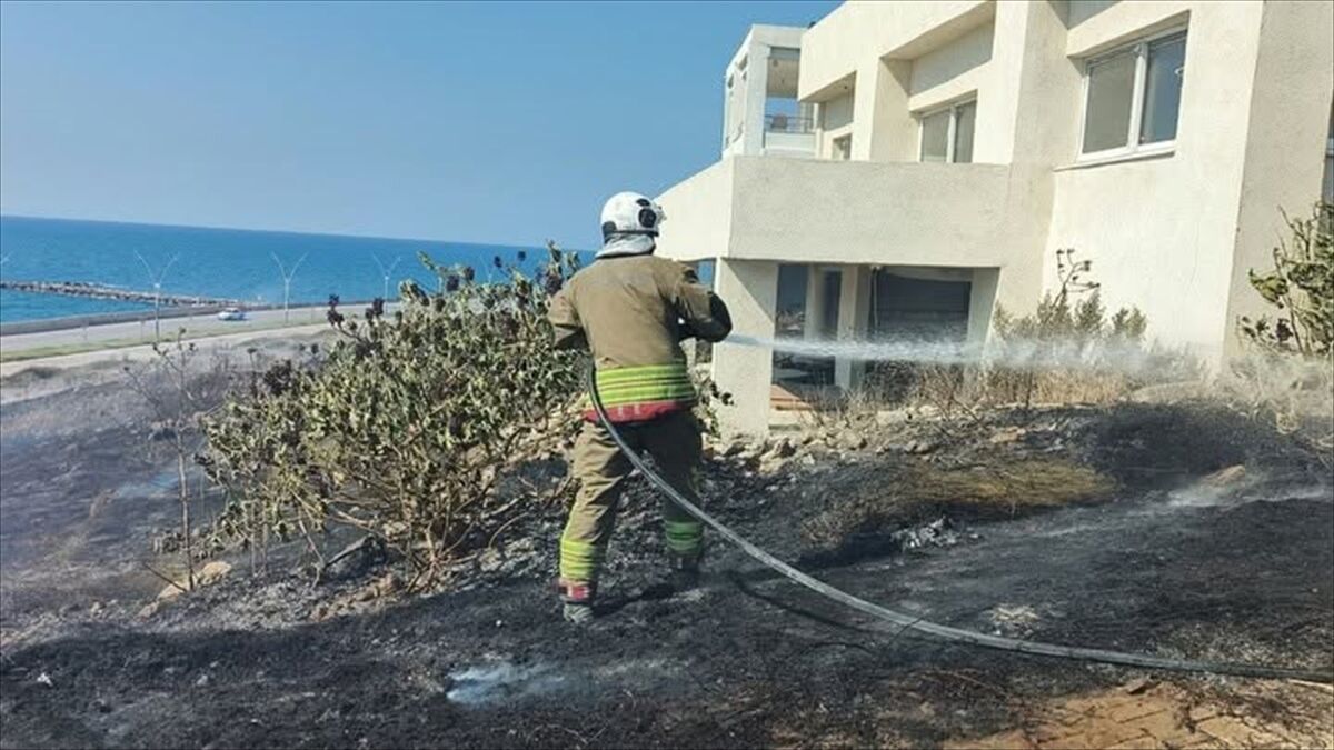 Hatay'da Otluk Alanda Çıkan Yangın Söndürüldü